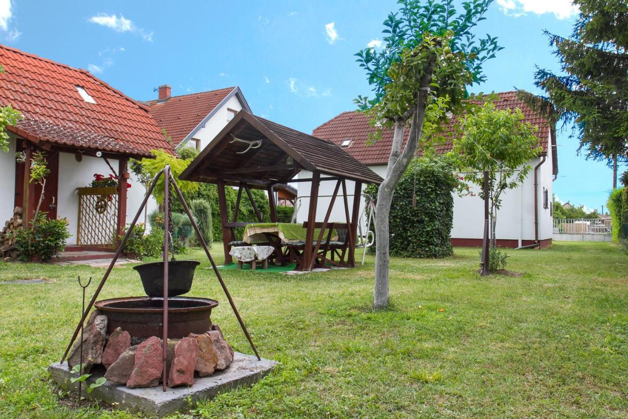 Familia Nyaralo 117 Villa Balatonmariafurdo Exterior photo