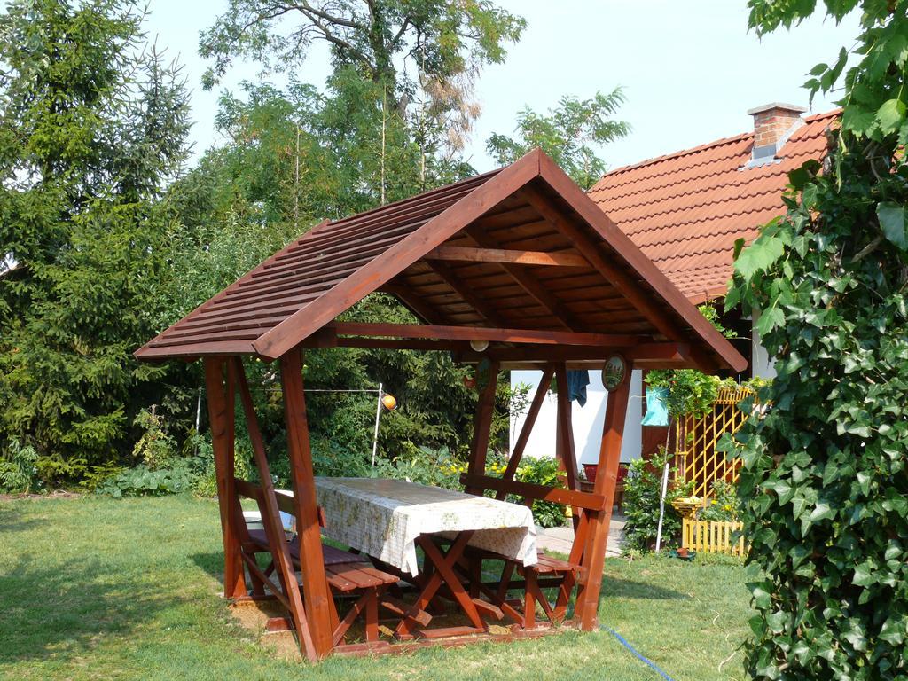 Familia Nyaralo 117 Villa Balatonmariafurdo Exterior photo