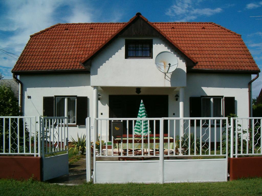 Familia Nyaralo 117 Villa Balatonmariafurdo Exterior photo